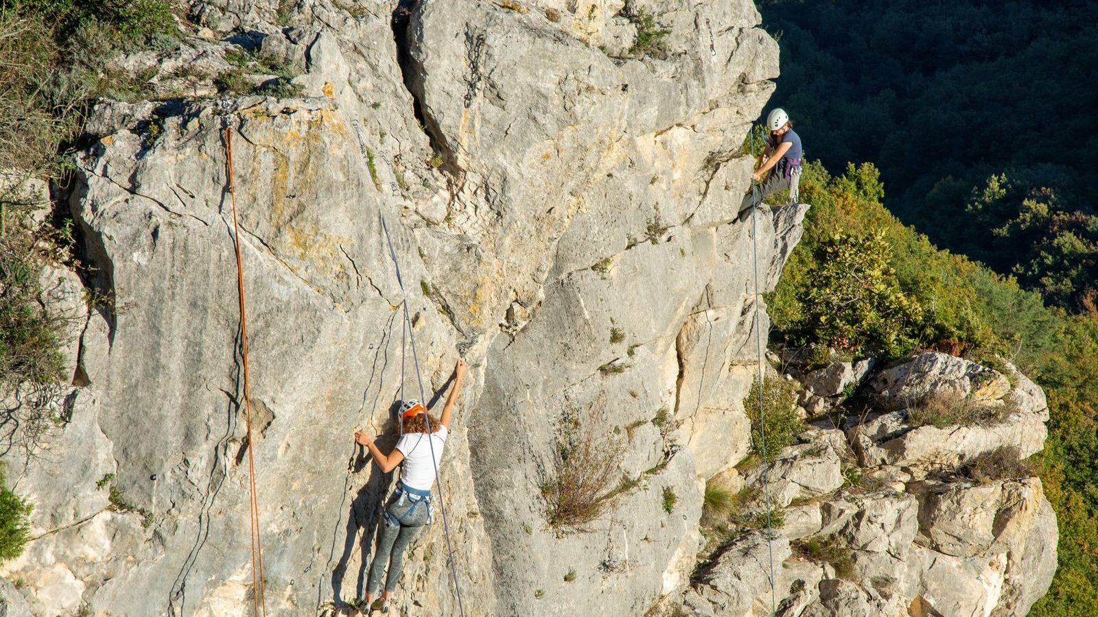 Deux grimpeurs encadres sur une paroi rocheuse, activite via ferrata