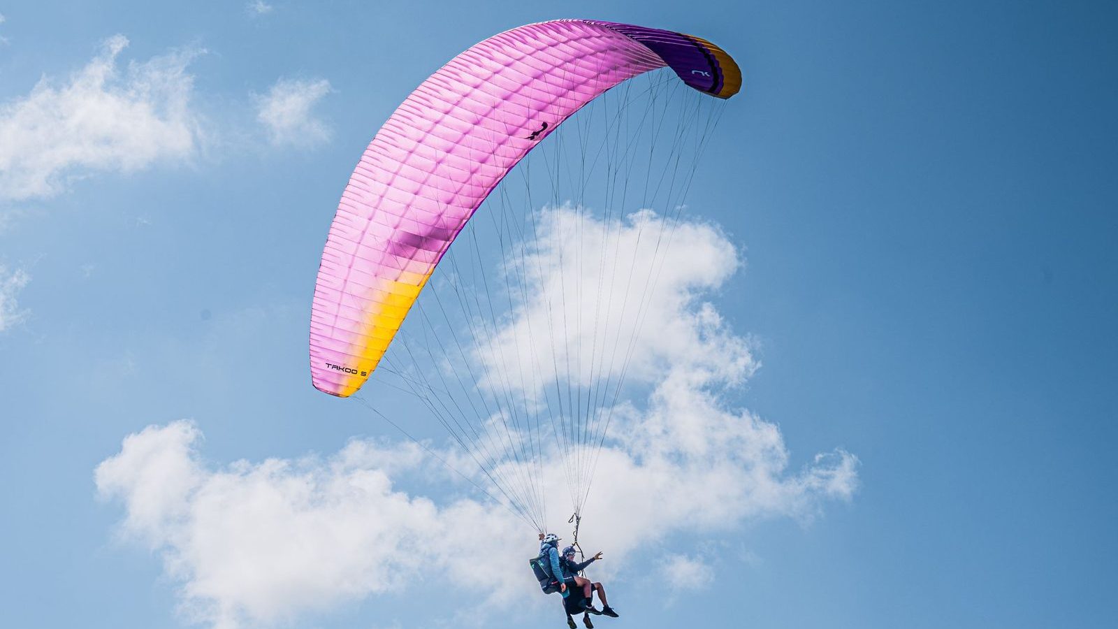 Voile de parapente coloree dans le ciel, vol biplace a offrir