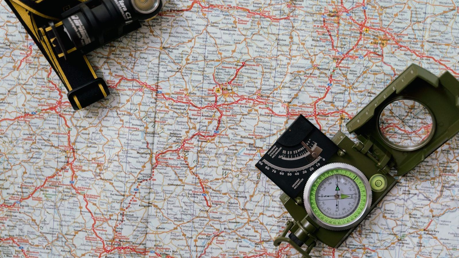Carte routiere, boussole et materiel de navigation outdoor