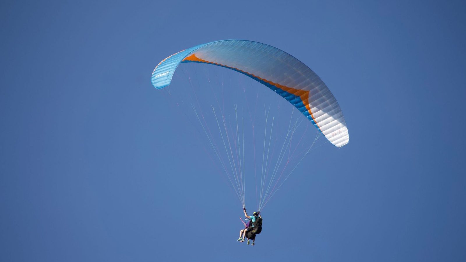 Vol en parapente biplace, deux personnes sous une meme voile