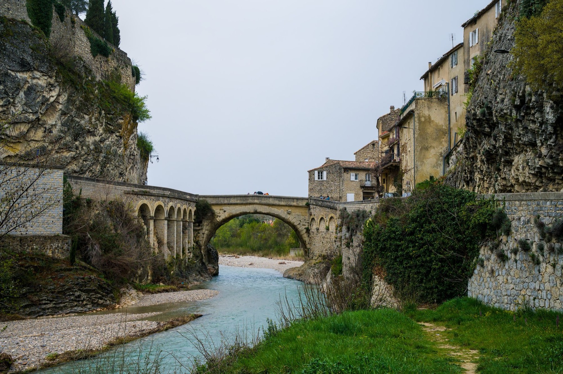 pont romain de Vaison-la-Romaine, point de départ du GR de Pays Tour des Dentelles de Montmirail