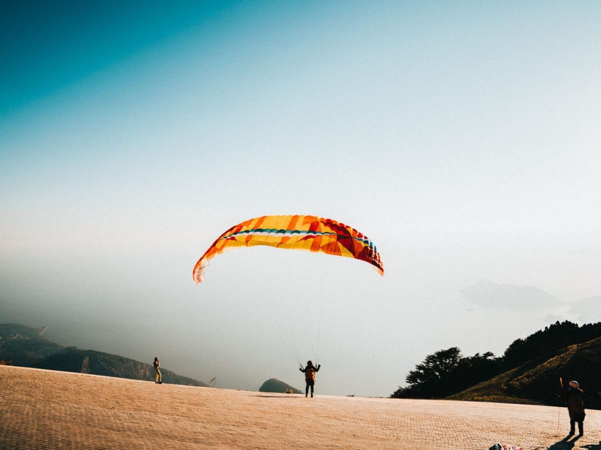 Pilote de parapente au decollage sur une pente