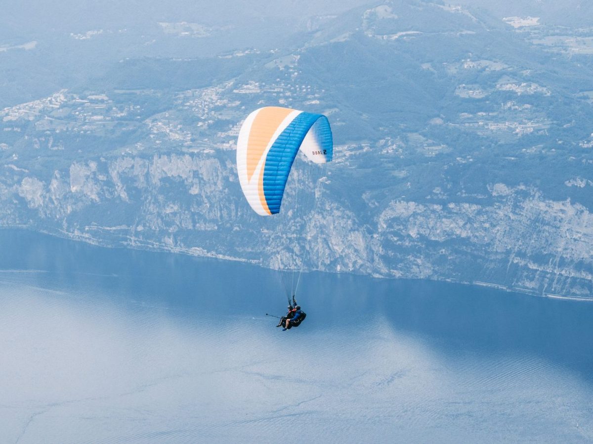 Vol en parapente au-dessus d un lac de montagne