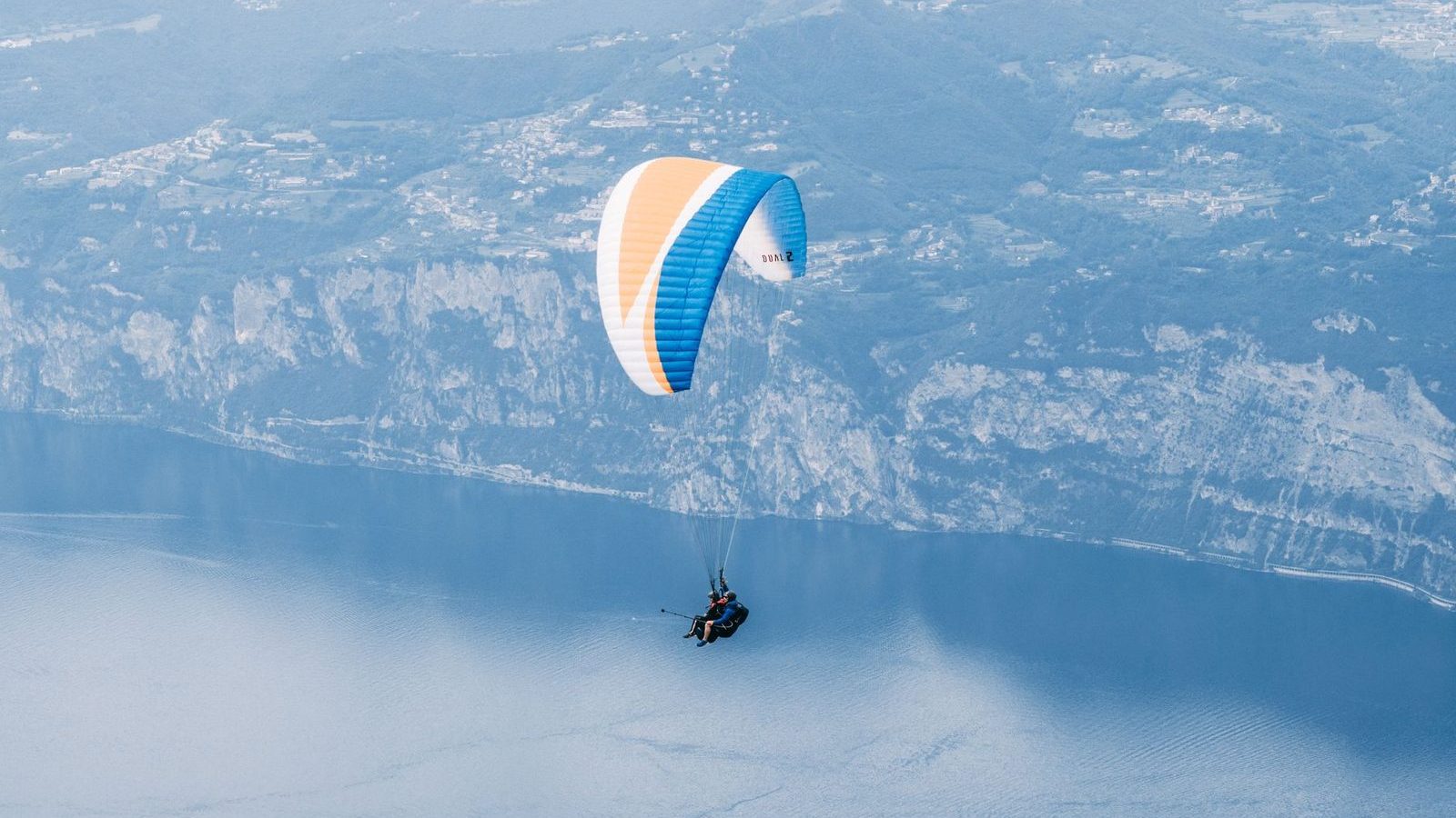 Vol en parapente au-dessus d un lac de montagne