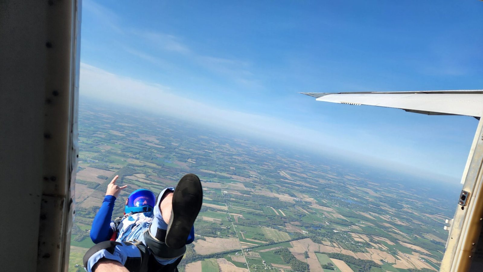 parachutiste en sortie d avion, vue aerienne des champs, terrain de largage en contrebas