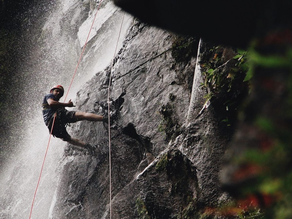 Descente en rappel le long d une cascade, canyoning