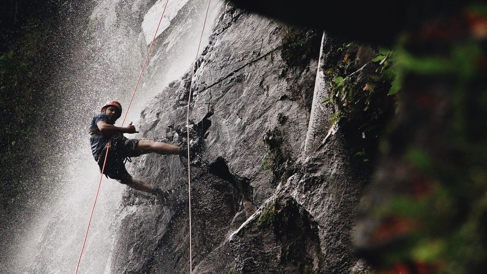 Descente en rappel le long d une cascade, canyoning