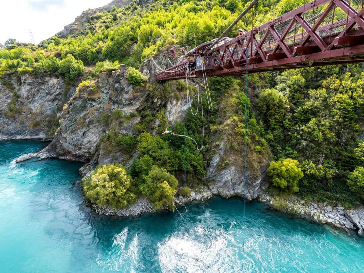 Pont metallique au-dessus d une riviere, spot de saut a l elastique