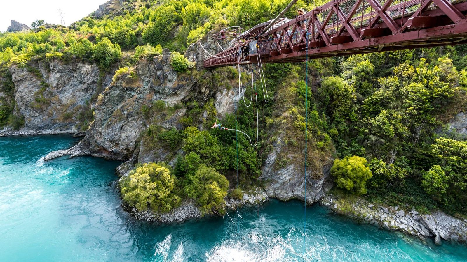 Pont metallique au-dessus d une riviere, spot de saut a l elastique