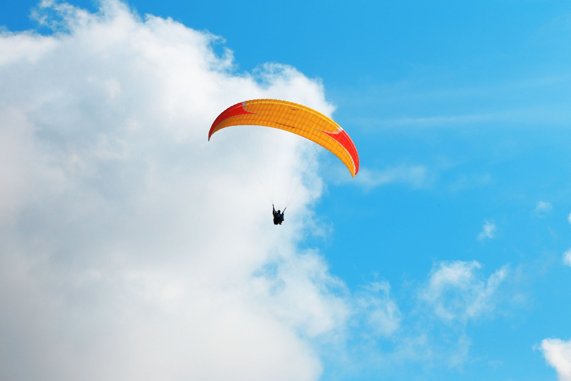 Saut en parachute à Lyon : prix, conditions et comment réserver — 2026