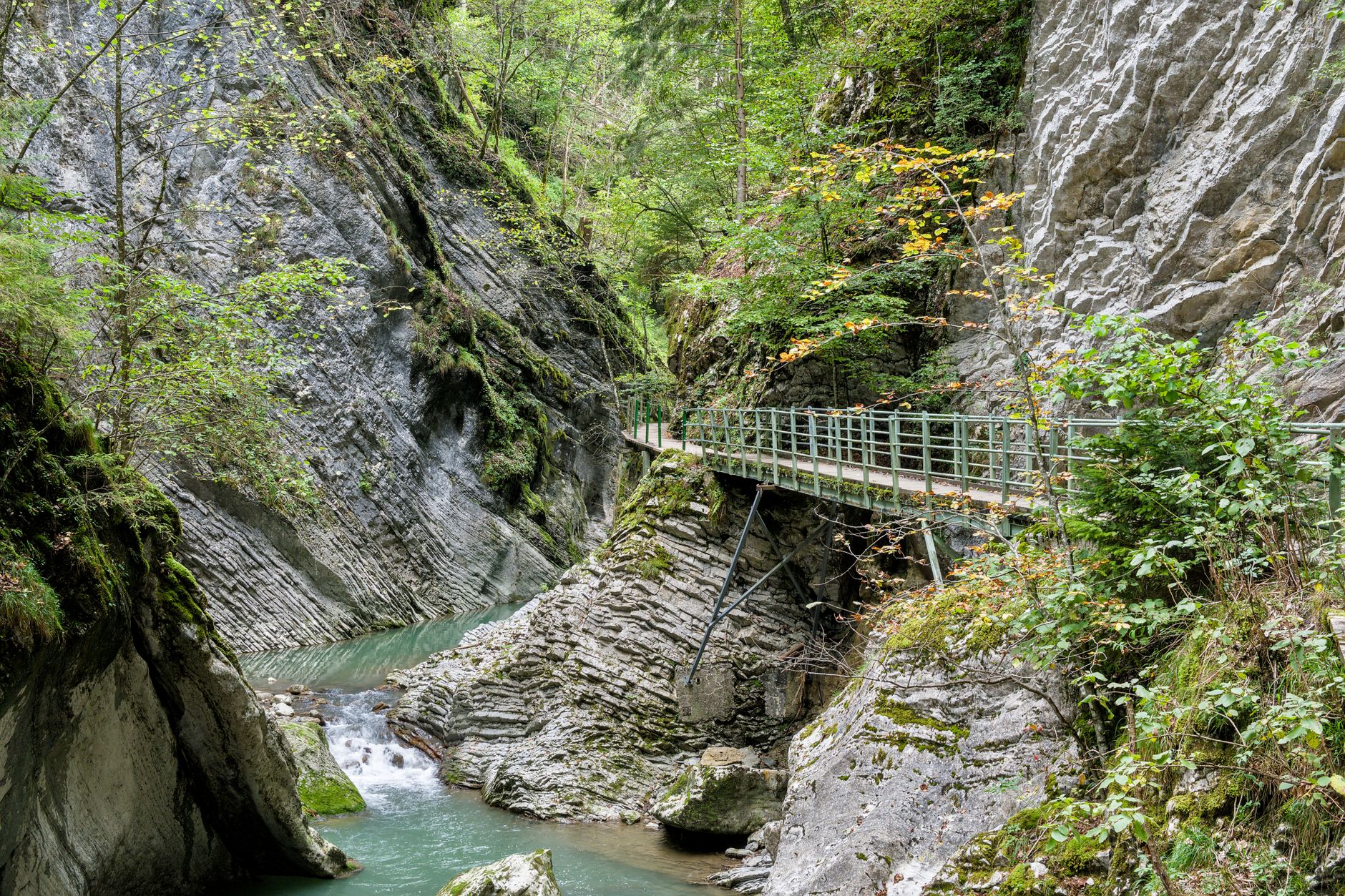Canyoning ou via ferrata : quel choix selon profil et lieu