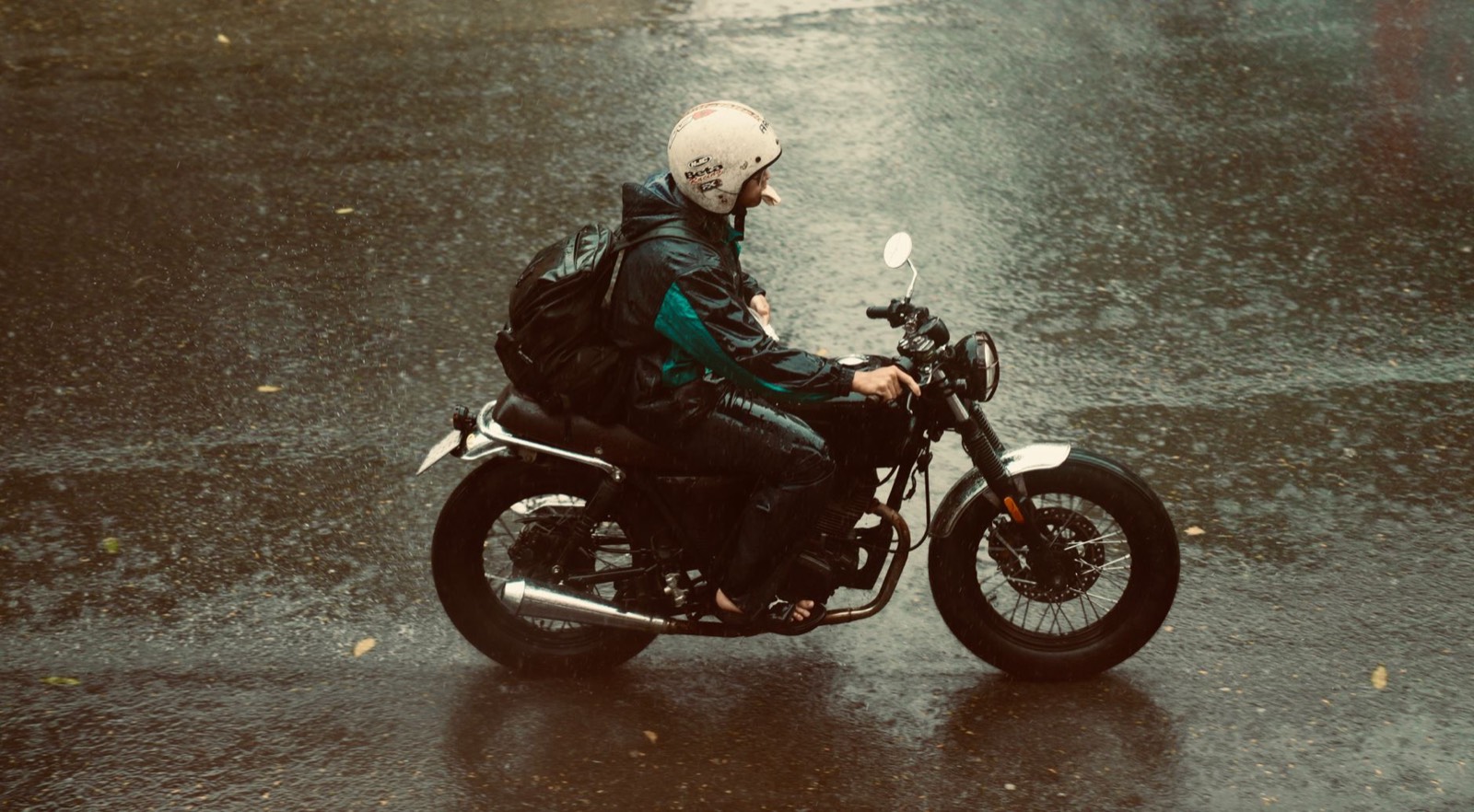 Sac à dos et veste de pluie posés près d'un scooter en Thaïlande