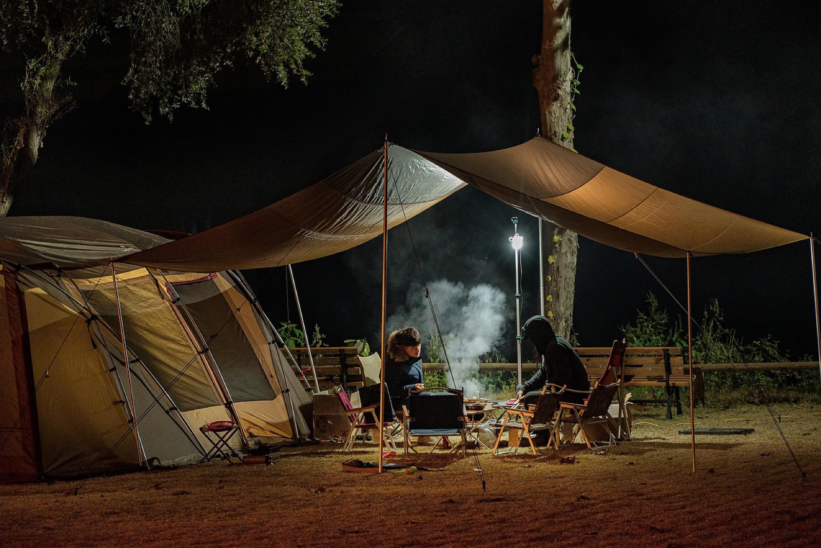 Tente de camping au coucher du soleil près d'un site de festival