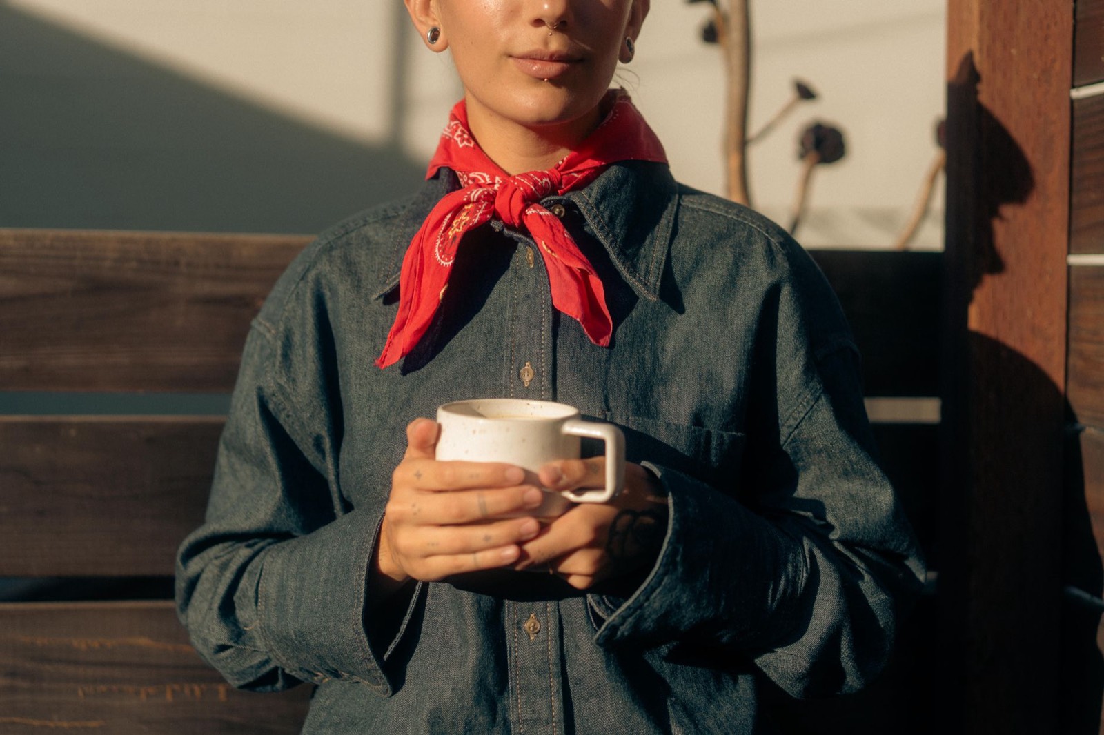 Bandana en coton noué autour du cou pour une sortie outdoor