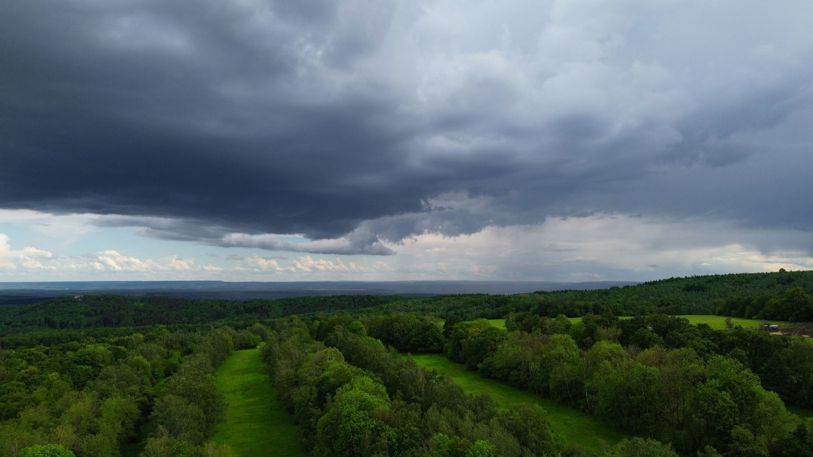 Carte météo radar au-dessus d'un relief boisé, typique des Ardennes belges