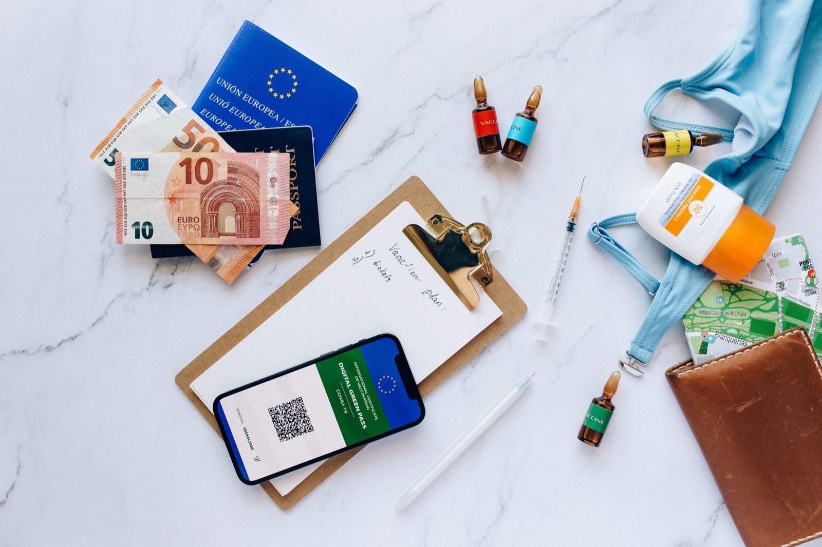 Passeport et documents de voyage posés sur un sac à dos avant un départ en sortie outdoor à l'étranger