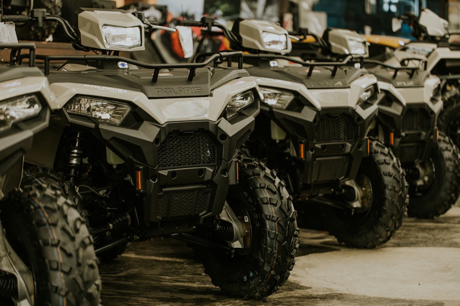Panneau affichant les tarifs de location de quad dans le désert