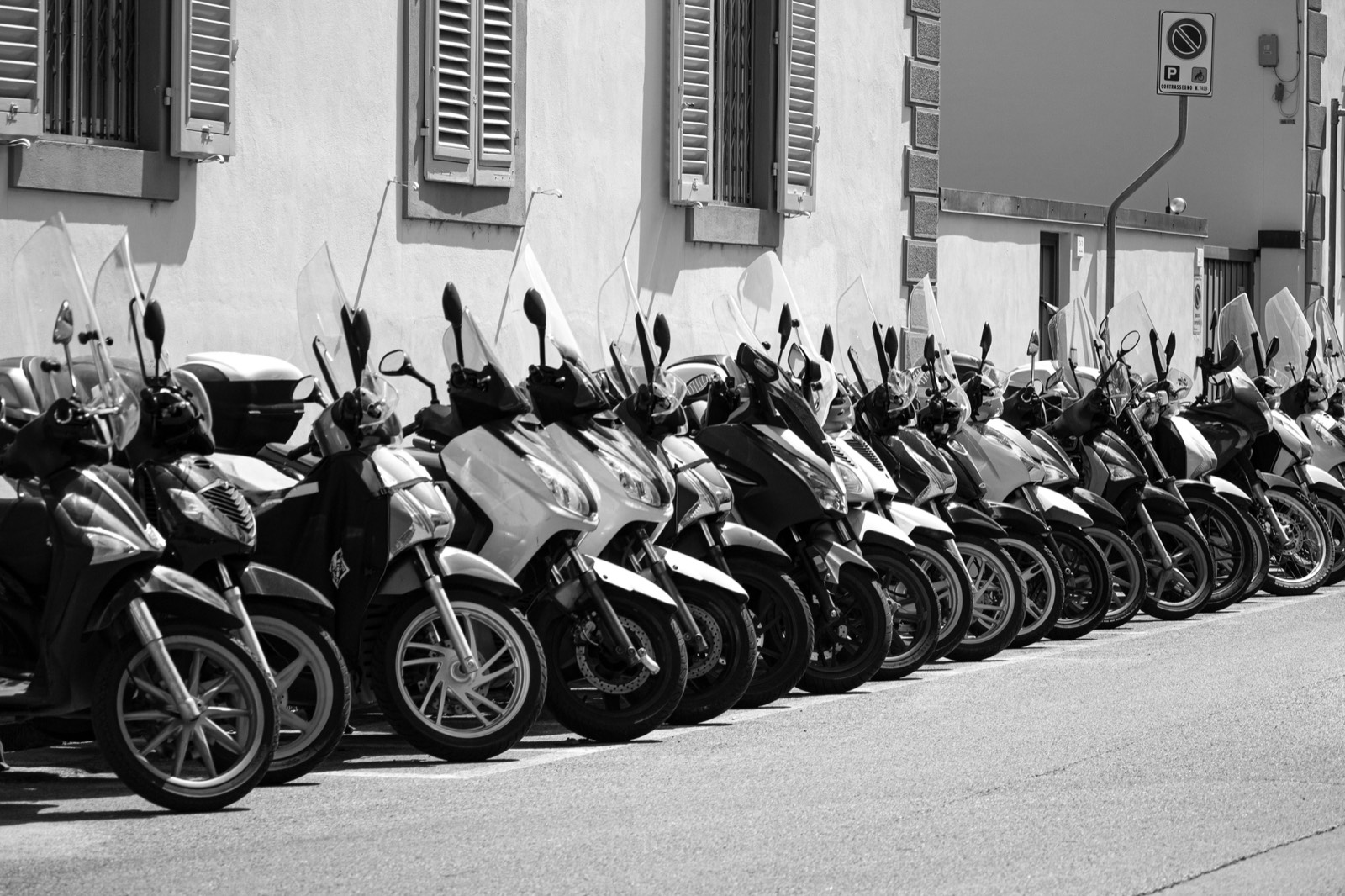 Casque posé sur un scooter de location, à essayer et à régler avant de prendre la route