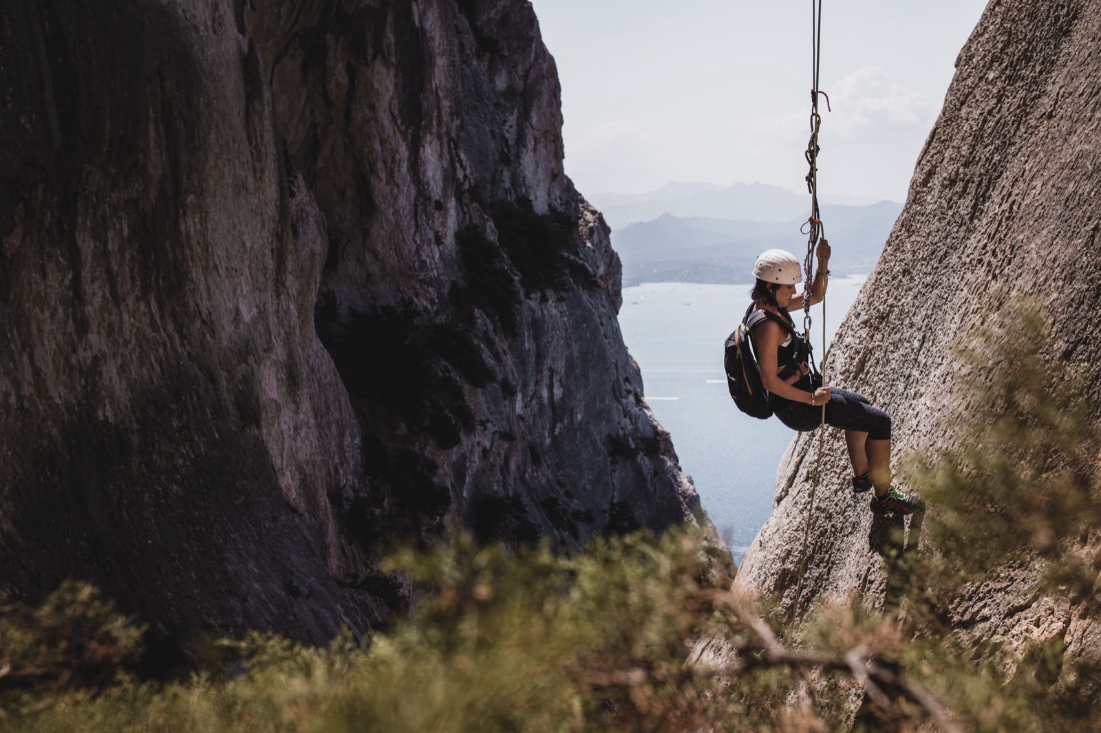Matériel de canyoning, baudrier et casque, vérifié avant une sortie encadrée à l'étranger