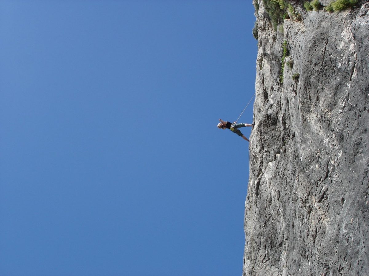 Via ferrata ou escalade : quel équipement pour une sortie engagée