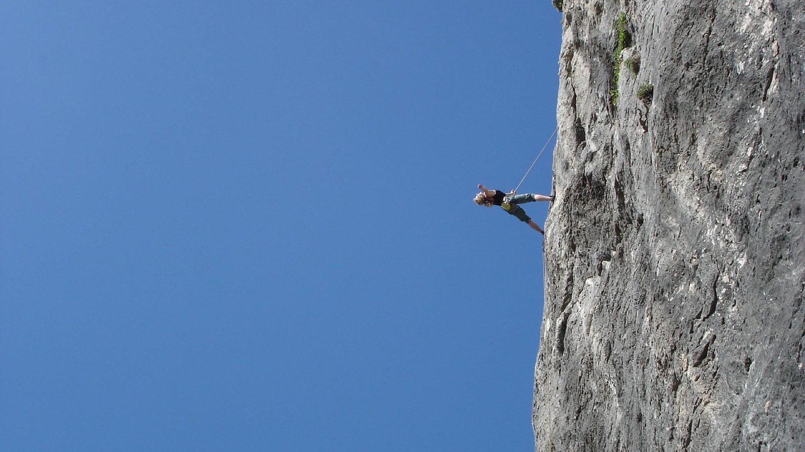 Via ferrata ou escalade : quel équipement pour une sortie engagée