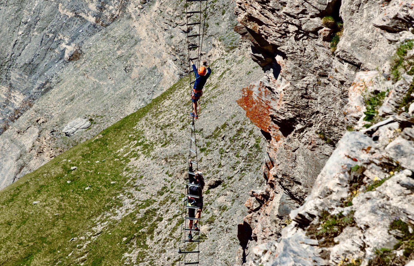 Via ferrata Pyrénées : sites, cotation F-ED et encadrement